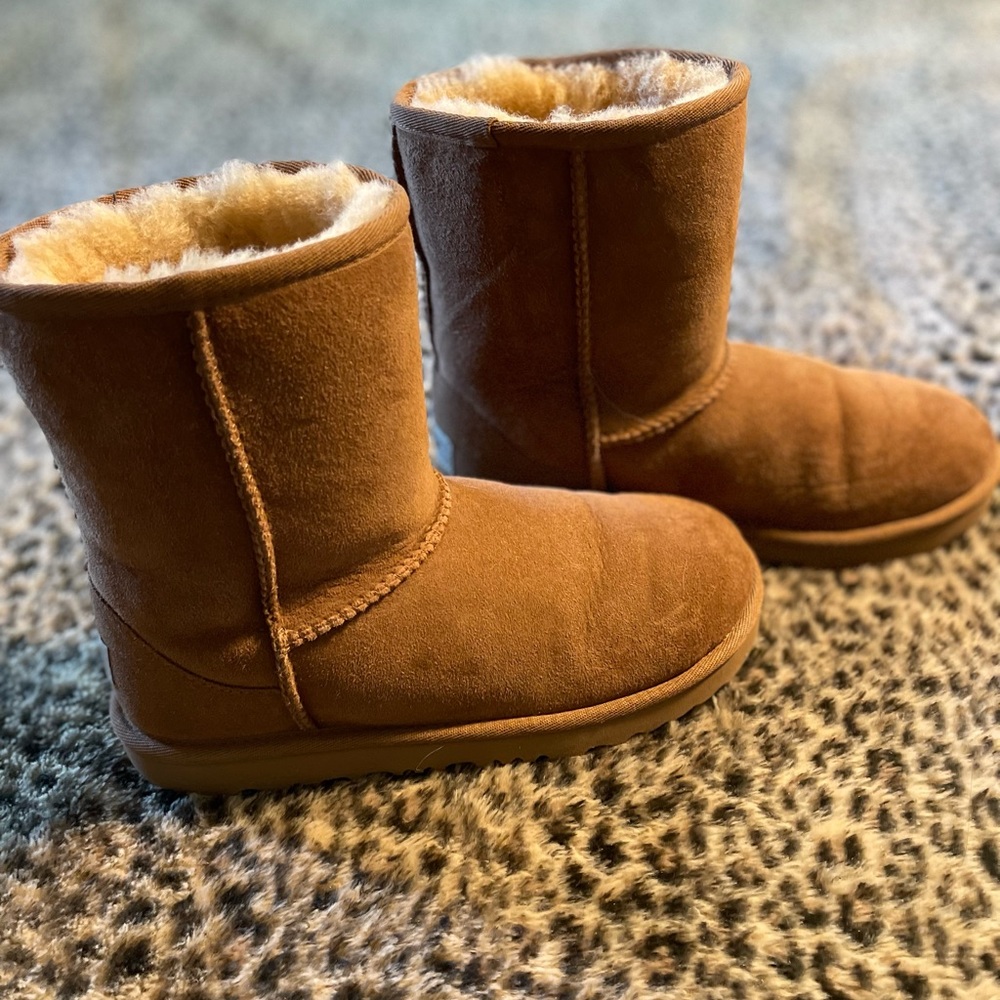 Big kids uggs. Size 4